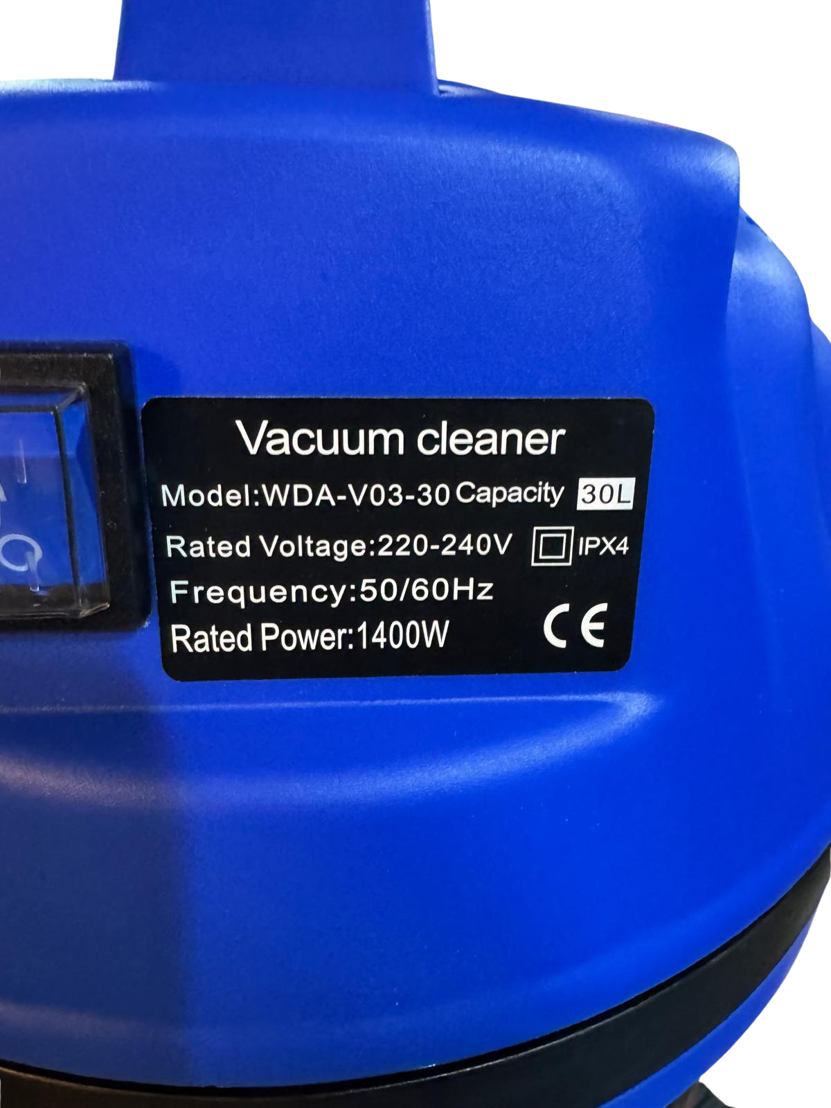 Aspirator industrial 1400W 30L showing specifications and capacity on a blue vacuum cleaner.
