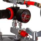 Detaliu din PISTOL DE VOPSIT PNEUMATIC | 10L, Pompa de vopsit cu manometru și supapă de siguranță.