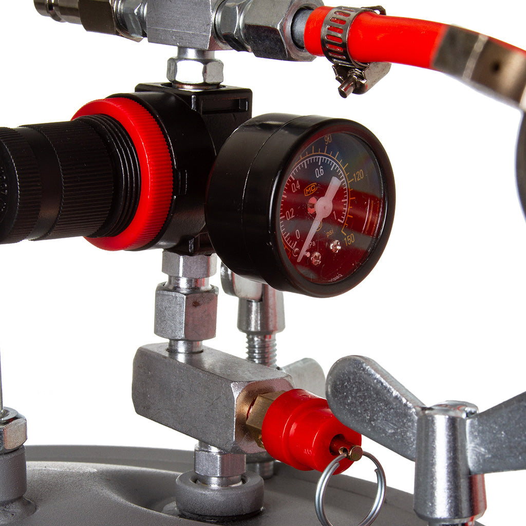 Detaliu din PISTOL DE VOPSIT PNEUMATIC | 10L, Pompa de vopsit cu manometru și supapă de siguranță.