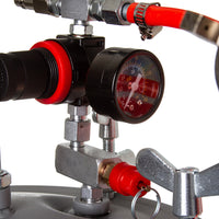 Detaliu din PISTOL DE VOPSIT PNEUMATIC | 10L, Pompa de vopsit cu manometru și supapă de siguranță.