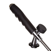 Arzător lung pe gaz, detaliu al mânerului și butonului de reglaj al debitului de gaz.