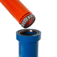 MACARA PIVOTANTĂ/GIRAFA 1 tona, detaliu cu tija portocalie și suport albastru, design robust pentru ridicări eficiente.